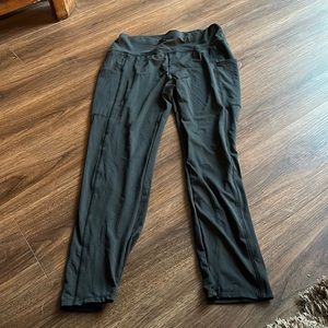 Athletic leggings with pockets